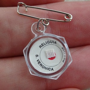 Religious shrine medal pendant with reliquary relic of Saint Veronica.  ( W 4 )