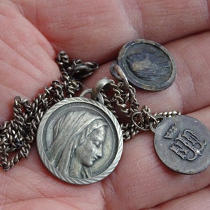 Religieuze antieke Franse verzilverde ketting ketting met verzilverde medailles hangers bedels van de Heilige Maagd Maria. ( C 6 )