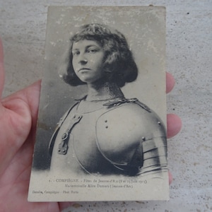 Antieke Franse gebruikte ansichtkaart met standbeeld van Jeanne d'Arc Jeanne d'Arc souvenir van Compiègne. (G2)