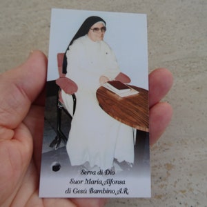 Religiöser katholischer Karten-Schrein mit Reliquienreliquie aus dem Tuch der seligen Maria Alfonsa Maria Eddinger vom Kind Jesus. (FF 28)