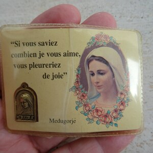 Biglietto religioso cattolico plastificato con all'interno medaglia argentata della Santa Vergine Maria Nostra Signora di Medugorje. (14)