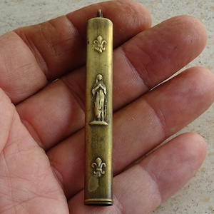 Portalápices religioso antiguo francés de cobre con lápiz de Hoy Virgen María y Flor de Lis. ( 5 )