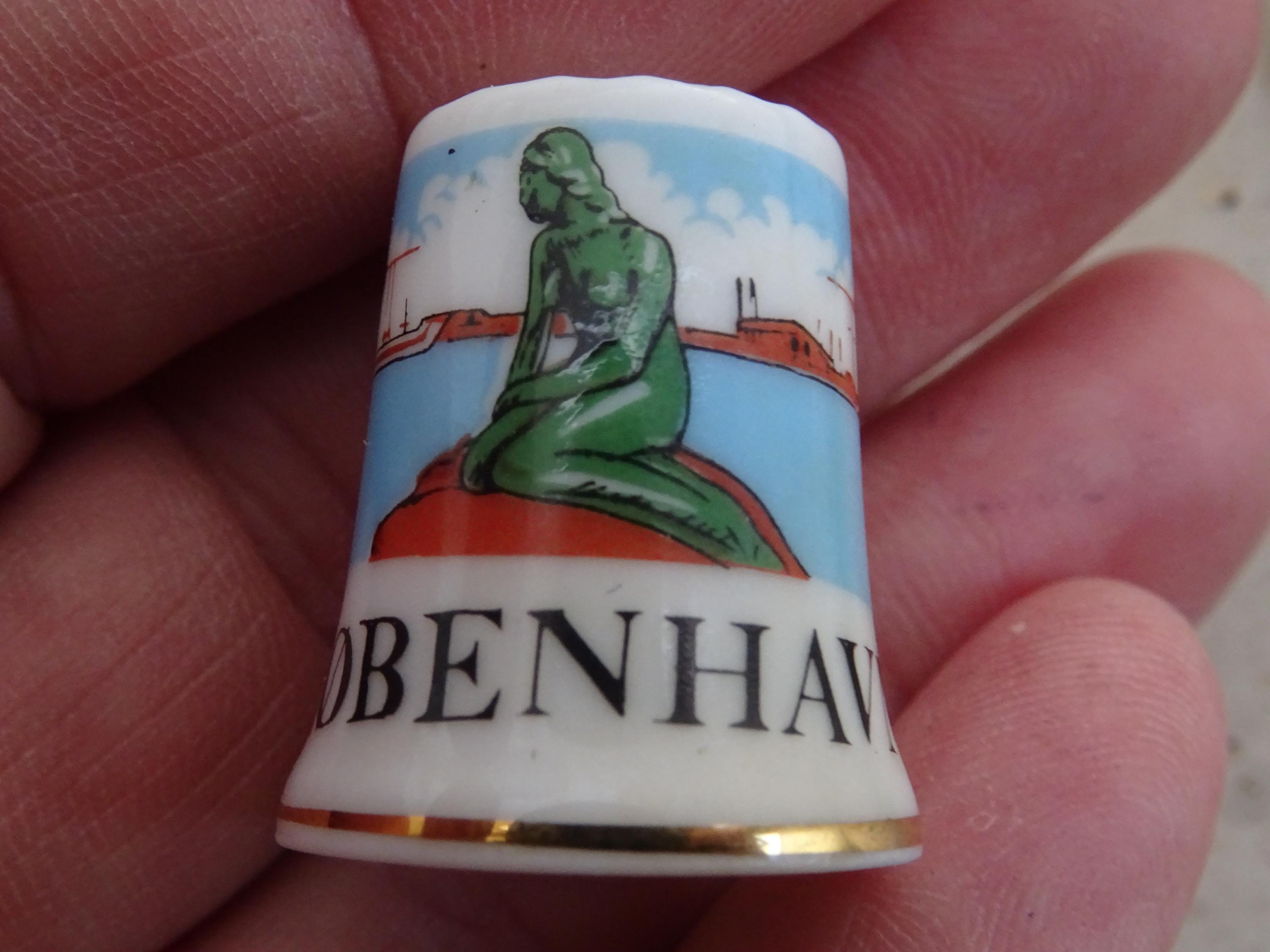 Vintage porcelainen thimble thimbleful with mermaid souvenir of Kobenhagen. ( G 26 )