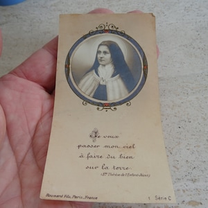 Ancienne carte catholique française religieuse bénissant Sainte Thérèse de Lisieux avec une image et des mots écrits de Constance pour Jacqueline. (V28)