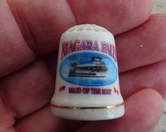 Vintage porcelainen thimble thimbleful souvenir of Niagara Falls made of the mist.  ( O 1 )