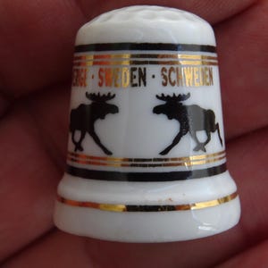 Vintage porcelainen thimble thimbleful souvenir of Sweden with reindeer. (  A b 3)
