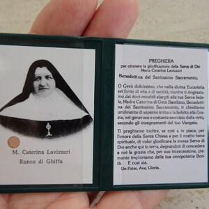 Religiöse katholische Schreinkarte mit Reliquienreliquiarreliquie mit Tuch der seligen Heiligen Maria Caterina (Luisa Marista Elizabeth Lavizzari). Frage 3