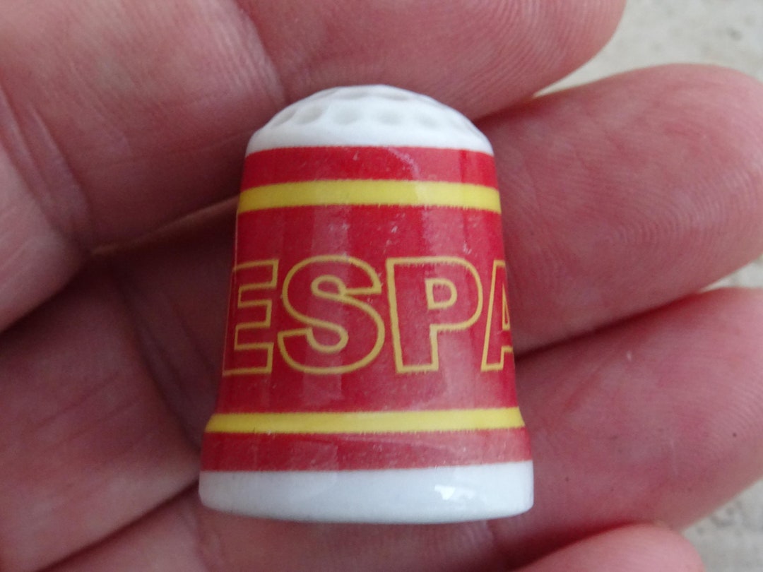 Dé à Coudre En Porcelaine Fine Drapeau D'Espagne - Birchcroft - 18 Carats - Pièce De Collection Limitée