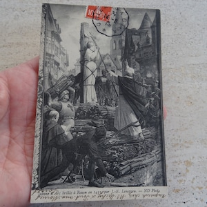 Antike französische gebrauchte Postkarte mit Statue Jeanne d'Arc Jeanne des Bogens des Denkmals betende für Frankreich Souvenir von Rouen. ( D 16 )