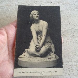 Antike französische gebrauchte Postkarte mit Statue Jeanne d'Arc Jeanne des Bogens und den Stimmen des Denkmals, die für Frankreich Souvenir von Rouen beten.  E 28
