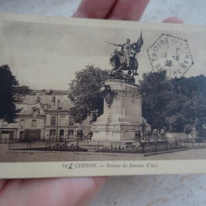 El francés vintage usó postal postal con la estatua de Juana de Arco Juana de Arco con el recuerdo del monumento de Chinon. ( A 12 )