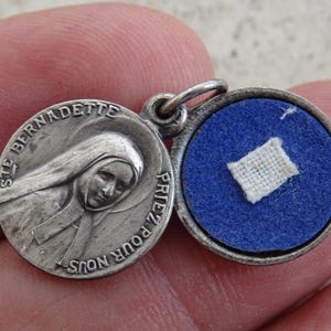 フランス✳︎アンティーク　聖ベルナデッタ・スビルー　メダイユ　聖遺物ロケット Bernadette voz - Etsy 日本