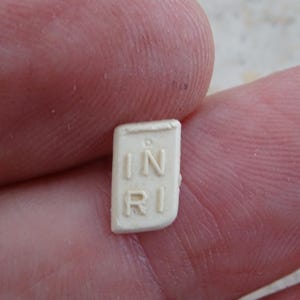 Elemento plástico religioso INRI de y para cruz o crucifijo INRI. ( A 9 )