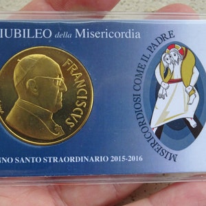 Cartão religioso católico plastificado com pingente de medalhão com medalha banhada a ouro do Papa Papa Francisco. (1)