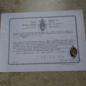 Pingente de medalha religiosa católica francesa banhada a prata com relíquia relicária de São Geraldo e documento autêntico. N 2a