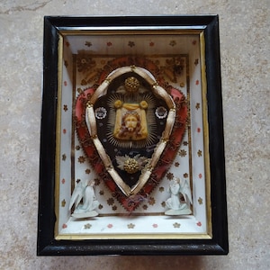 Religious antique wooden Klosterarbeit shrine with the shroud of Turin Holy Jesus Christ of wax and relic of Mount Olivetti and Agnus Dei. 7