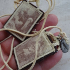 Religieus antiek katholiek scapulier reliekschrijn relikwie heiligdom kaarten afbeeldingen van de Heilige Maagd Maria en de Heilige Jezus Christus bevestigd aan een touw. N 20