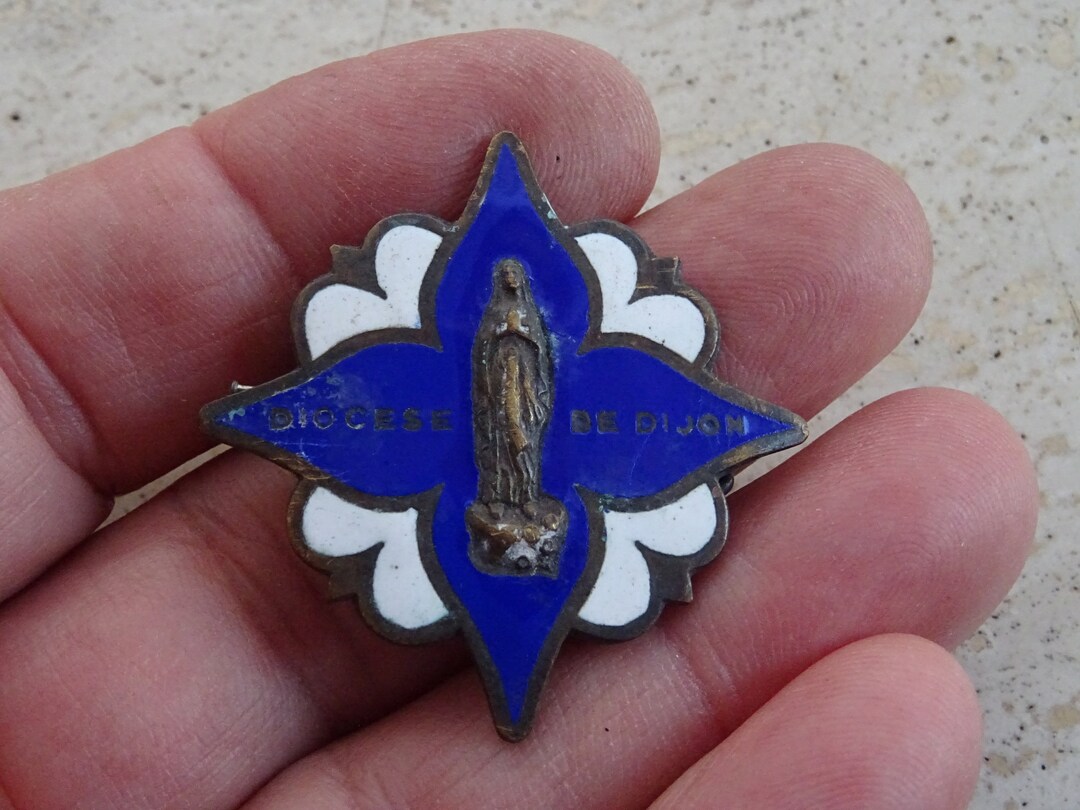 Broche Ancienne Notre Dame De Lourdes Argentée - Signée KAIRO - Bon état - Bijou Religieux Vintage