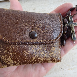 Antico rosario religioso con grani ricavati dal seme di Spina Christi e croce aperta crocifisso lignum m olivarum con portamonete a scatola. E 10