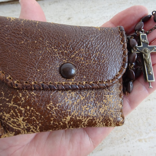 Chapelet religieux ancien avec des grains fabriqués à partir de la graine de Spina Christi et une croix crucifix ouverte lignum m olivarum avec une boîte à portefeuille. E 10