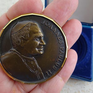 Religiöses Medaillentoken-Medaillon aus Bronze mit Papst Johannes Paul II. In einer Box als Erinnerung an seinen Besuch in Hanswvik in Belgien im Jahr 1985. ( G 12 )