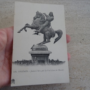 Antieke Franse ongebruikte post prentbriefkaart met standbeeld van Jeanne d'Arc Joan souvenir van Orleans. ( E 3 )