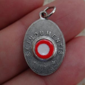 Religious shrine medal pendant medaillon medallion charm with relic of Mother Teresa, Saint Teresa of Calcutta. ( C 33c )