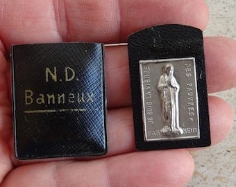 Religious vintage catholic pocket shrine relic holder with silver plated plaque of Saint Christopher souvenir of Banneux. ( d 15 )