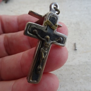 Seltener religiöser antiker versilberter Schreinanhänger zum Öffnen des Kreuzes mit dem Heiligen Jesus Christusandenken der Roma.  ( 32 )