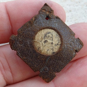 Antico reliquiario cattolico francese religioso in pelle con immagine e reliquia di Santa Teresa di Lisieux, W 10