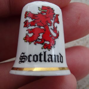 Vintage porcelainen thimble thimbleful souvenir of Scotland. ( C 35 )