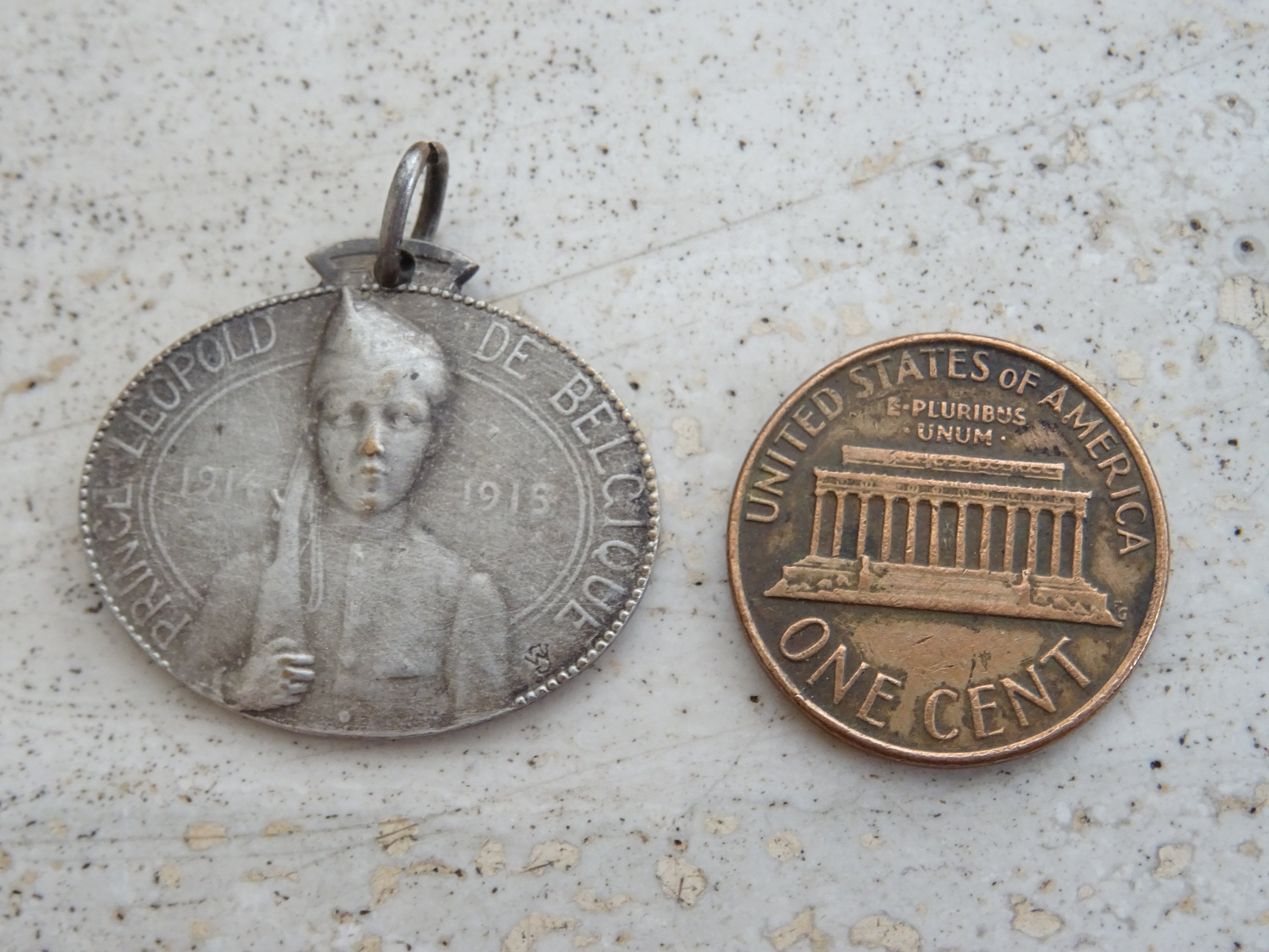 年代物　ベルギー王国　功績勲章　銀製エナメル ベルギーのレオポルド王子が村の支援のために贈ったアンティークの銀