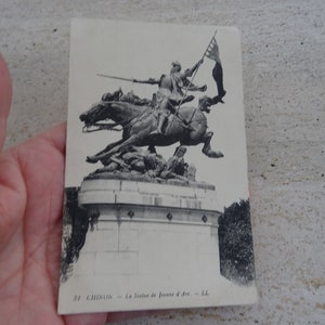 Antigua postal francesa usada con estatua de monumento de Juana de Arco, recuerdo de Chinon. ( G 28 )