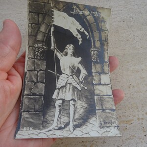 Antieke Franse gebruikte ansichtkaart met standbeeld van Jehanne d'Arc Jeanne d'Arc met spandoek. ( E 13 )