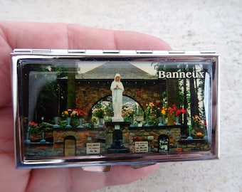 Vintage Banneux pillendoosje Maagd Maria | Souvenir Belgisch katholiek heiligdom | Religieuze snuisterijdoosje | Gebedsdoos | Maria-devotional. (C2)