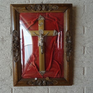 Religious antique catholic peinture Crucifix Cross Under Glass Domed Frame Red Velvet shrine. ( 15 )