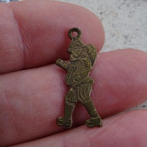 Puede incluir: Una taza de cerámica blanca con un asa negra y el texto "But First, Coffee" en negro y negrita. La taza está sobre una superficie blanca. La taza mide 10 cm de alto.