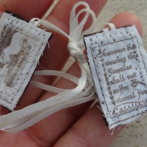 Reliquia antica religiosa cattolica scapolare reliquia santuario carte immagini della Santa Vergine Maria Nostra Signora attaccata a corda. ( a 11 )