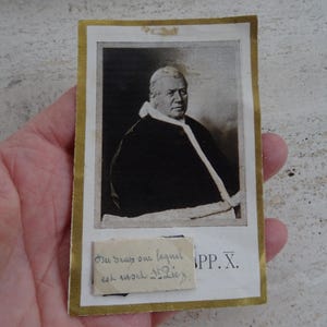 Santuário religioso antigo com relíquia de pano do Papa Pio X. ( BB 17 )