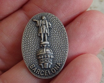 Medalla católica religiosa plateada, medallón, colgante, placa conmemorativa de Colón, recuerdo de Barcelona. (F 13)