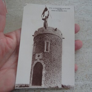 Antigo cartão postal francês não utilizado com estátua Jeanne d'Arc Joana d'Arc com monumento em la Chartre-sur-le Loir. (A1)