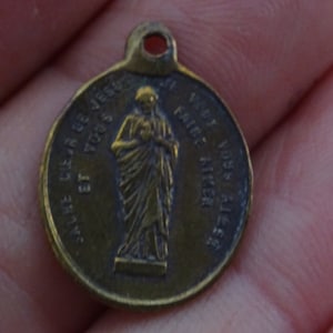 Religious antique catholic copper medal pendant medaillon charm medallion of Holy Jesus Christ of Montmartre souvenir of Paris.  P 30
