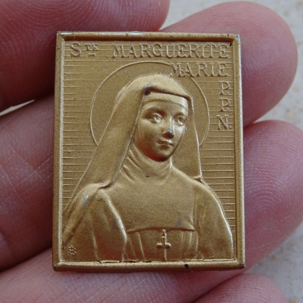 Ancienne plaque religieuse catholique française en cuivre, médaille, pendentif et médaillon de sainte Marguerite-Marie Alacoque. (M 7)