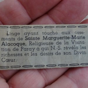 聖マルグリット・マリー・アラコックの聖遺物が付いた、宗教的なアンティークのフランスの聖遺物箱カードの神殿ペンダント。( i 12 )