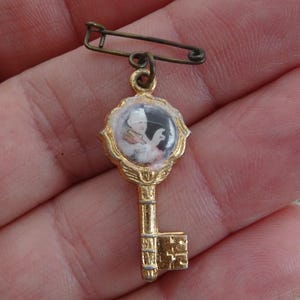 Religious catholic gold plated medal pendant charm medallion of Pope Papa Francis. ( C 19 )