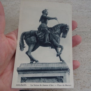 El francés vintage usó postal postal con la estatua del monumento de Juana de Arco Juana de Arco con el recuerdo del monumento de Orleans. ( 3 )
