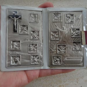 Religiöse französisch-katholische Medaillenanhänger Gedenktafel Tafel mit Karte Heiliger Jesus Christus und Stationen der Kreuzigung. 57