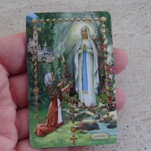 Biglietto religioso cattolico plastificato vintage con la Santa Vergine Maria, Nostra Signora, ricordo di Notre Dame de Lourdes. (24)