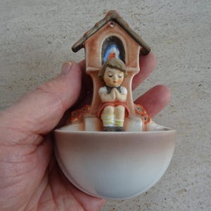 Pia de água benta religiosa católica Goebel Hummel com anjo guardião querubim em oração. ( J 50 )