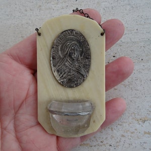 Pila de agua bendita de mármol, antigua pila católica francesa de cristal con medalla plateada de Santa Teresita de Lisieux. ( F 17 )